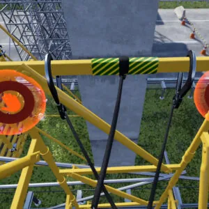 Escalade avec assurage sur une tour de soutien d'une construction en treillis