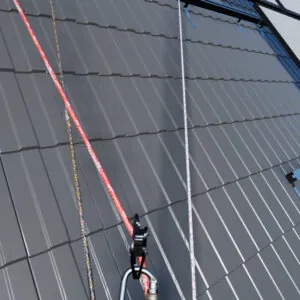 Travail sécurisé sur un toit en pente lors de l'installation de panneaux