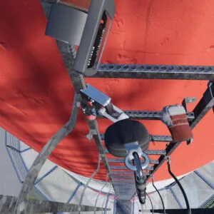 Escalade sur une échelle fixe équipée d'un guide-câble en acier